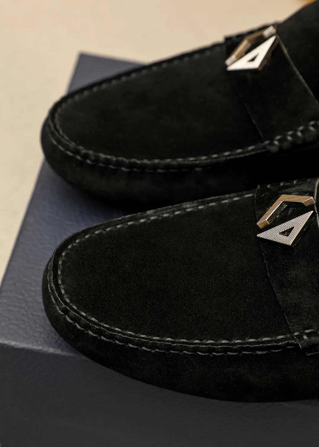 Men's shoes 💰420 💐 Product trademark: Dior "Dior" Doudou shoes Regular size: 38-44 (45🉑️customized) Product materials: Selected Italian imported first-layer frosted cowhide upper + luxury hardware buckle, imported water-dyed sheep 🐑 leather lining. Strong three-dimensional visual effect, original outsole color: 3⃣️colors🉑️select